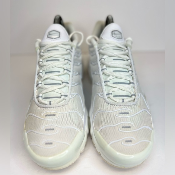 Nike Air Max Plus Womens Triple White 2021 DM2362-100 Sz 7.5M No Box Excellent - Picture 5 of 14
